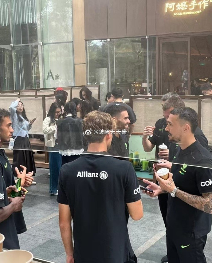  松弛感拉满！澳大利亚队员在杭州街头喝奶茶
