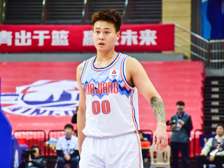 ☺️随便打打!赵睿半场8中7&三分3中3贡献18分2助攻2抢断